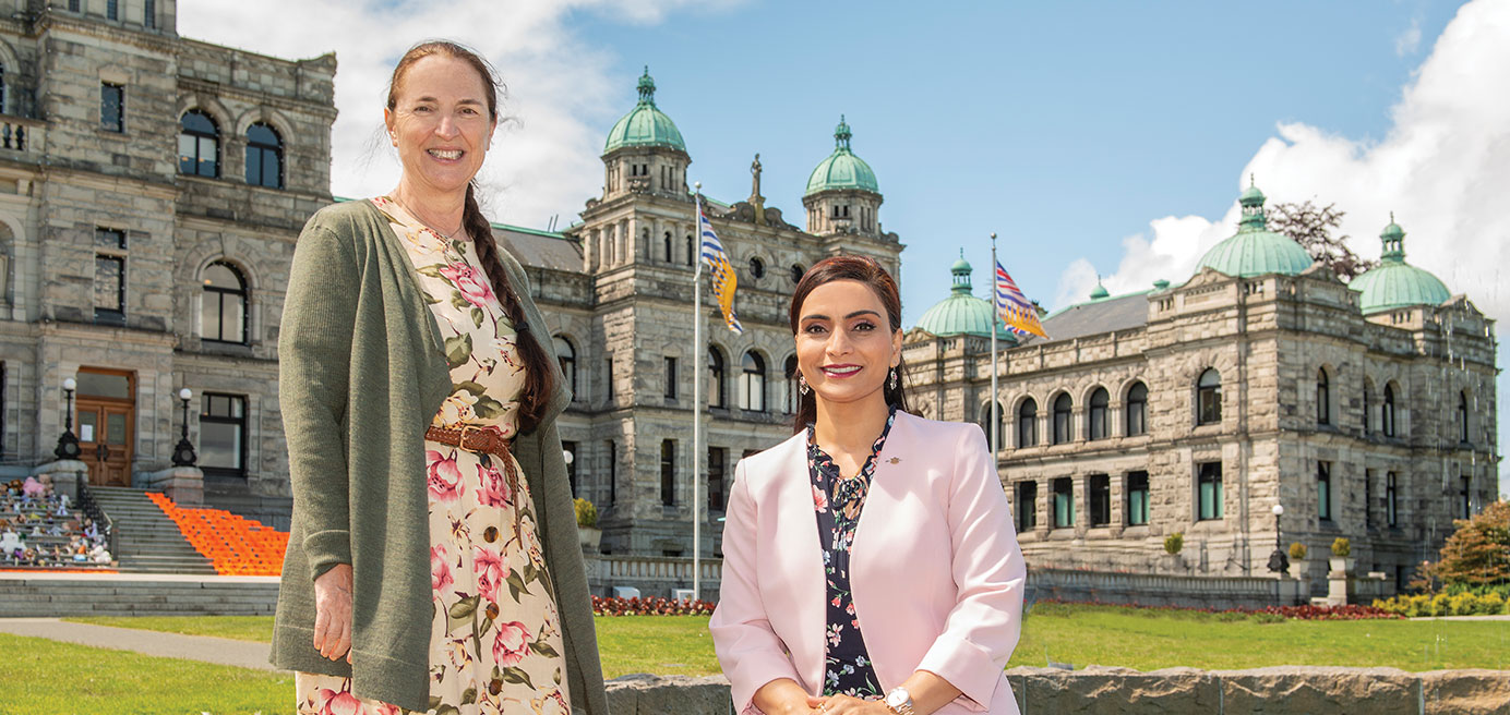 BCNU members Susie Chant and Harwinder Sandhu poses in front of the legislature building